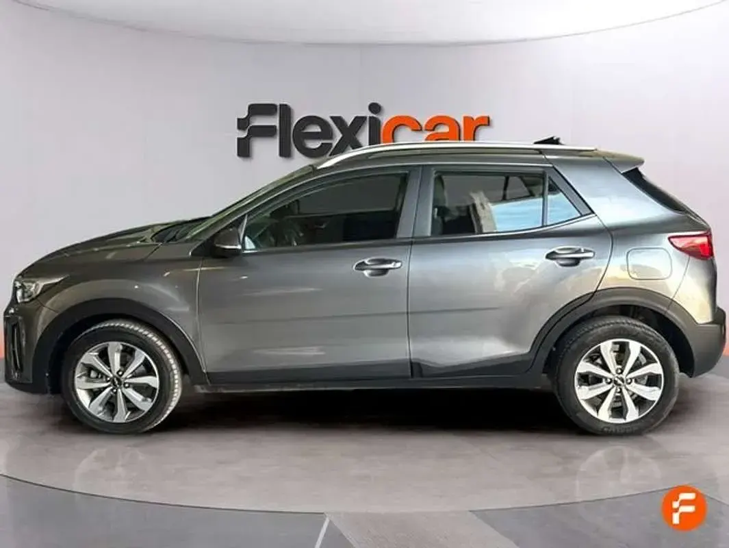 Usado Kia Stonic 101 CV (74 kW) 2024 Gris SUV
