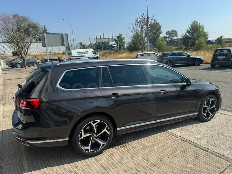 Usado VW Passat R-line 150 CV (110 kW) 2022 Negro Familiar