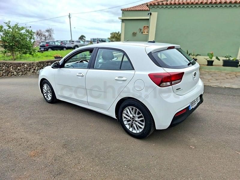 Usado Kia Rio Plus 84 CV (61 kW) 2017 Blanco Berlina