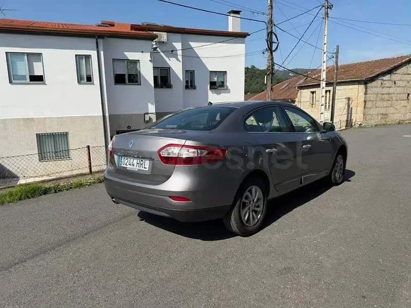Usado Renault Fluence Expression 110 CV (80 kW) 2014 Gris / plata Berlina