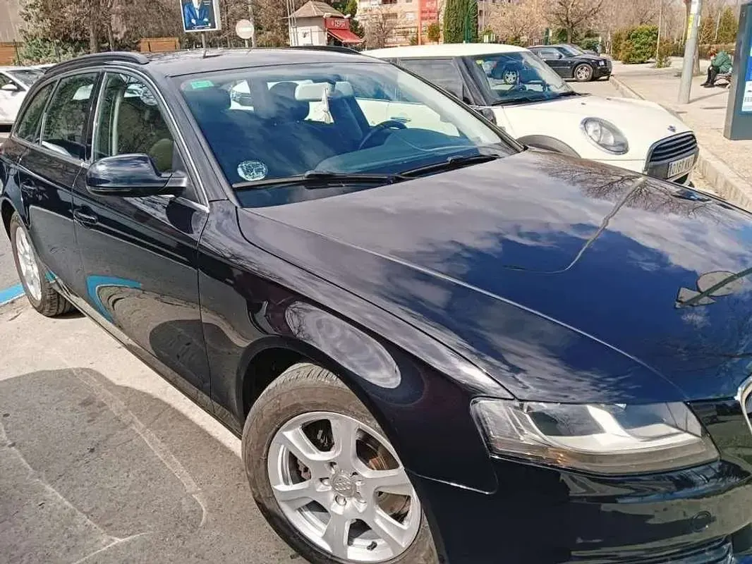 Usado Audi A4 Premium 140 CV (102 kW) 2010 Negro Familiar