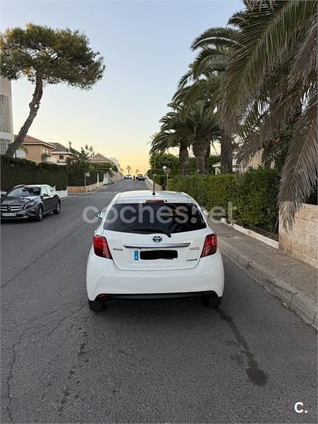 Usado Toyota Yaris Hybrid Active 100 CV (73 kW) 2014 Blanco Berlina