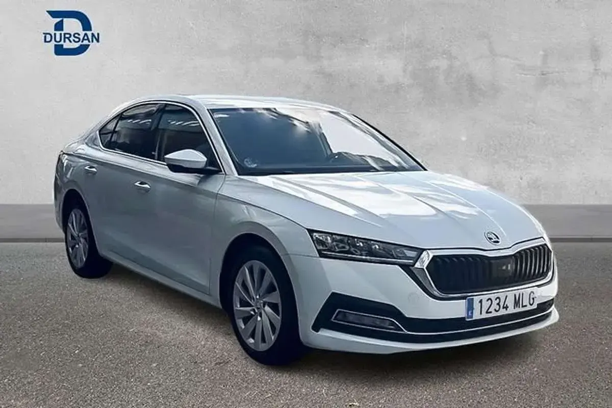 Usado Skoda Octavia Selection 150 CV (110 kW) 2023 Blanco SUV