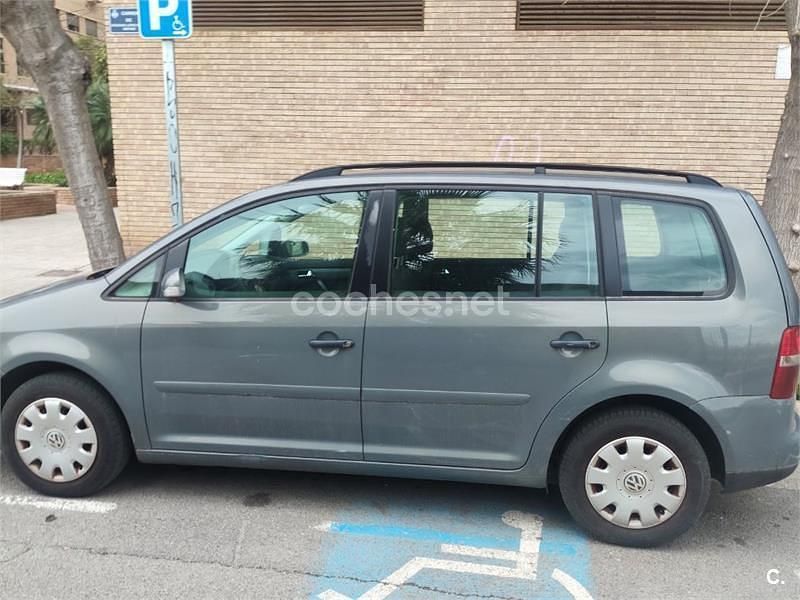 Usado VW Touran Conceptline 100 CV (73 kW) 2005 Gris / plata Monovolumen