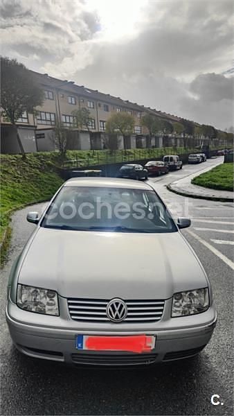 Usado VW Bora Trendline 110 CV (80 kW) 2001 Gris / plata Berlina