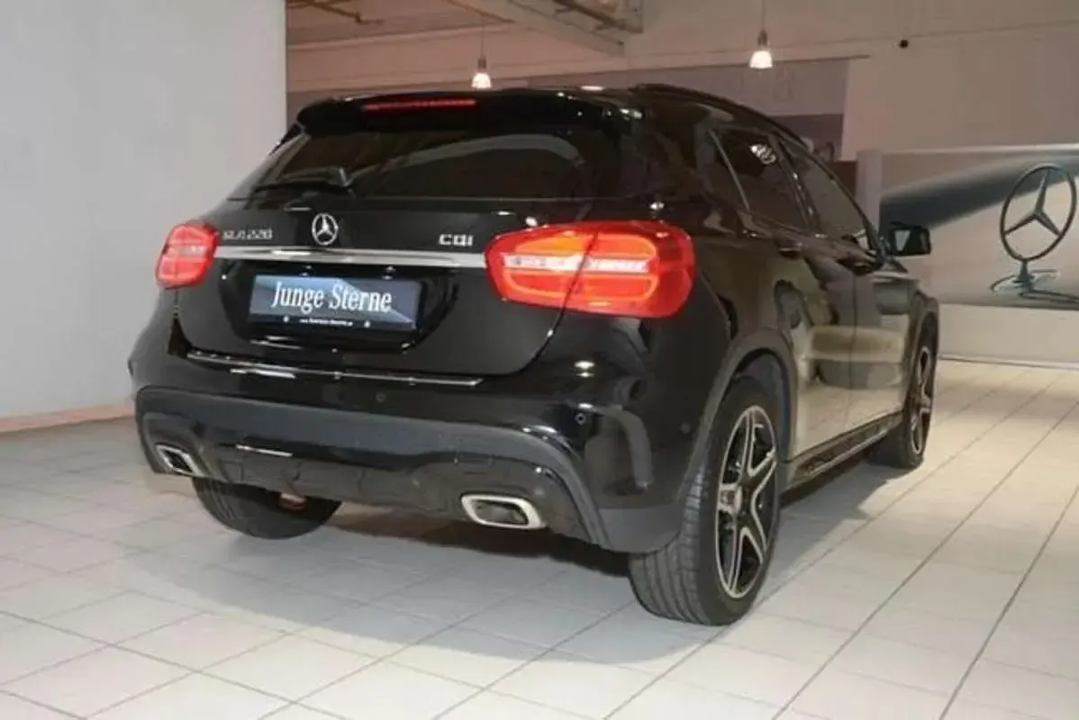Usado Mercedes GLA220 AMG line 170 CV (125 kW) 2014 Negro SUV