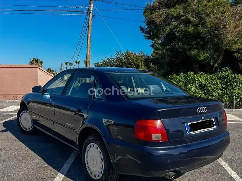 Usado Audi A4 125 CV (91 kW) 1997 Negro Berlina