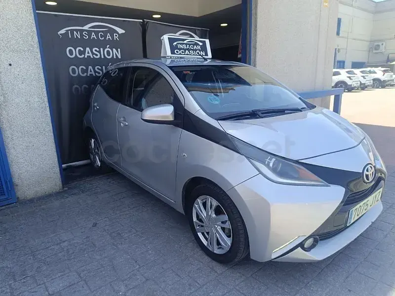 Usado Toyota Aygo X-play 69 CV (50 kW) 2017 Gris / plata Utilitario