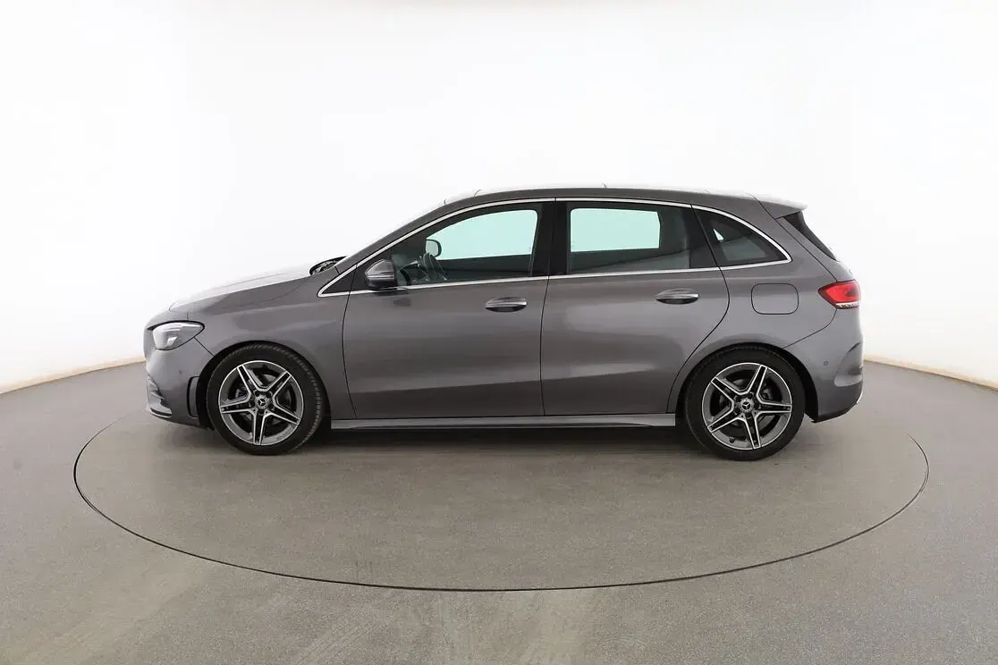 Usado Mercedes B180 AMG line 116 CV (85 kW) 2022 Gris Utilitario