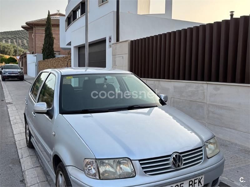 Gris / plata Usado 2001 VW Polo Trendline Berlina | 1500 € (Buen precio) - Imagen 1/4