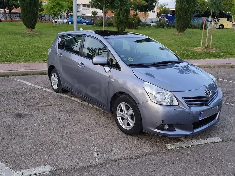 Usado Toyota Verso Active 126 CV (92 kW) 2009 Gris / plata Monovolumen