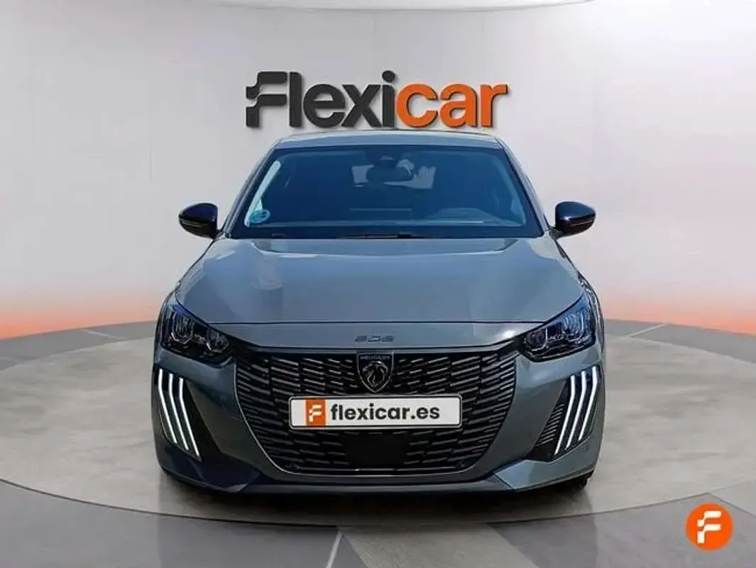 Usado Peugeot 208 Allure 101 CV (74 kW) 2025 Gris Utilitario