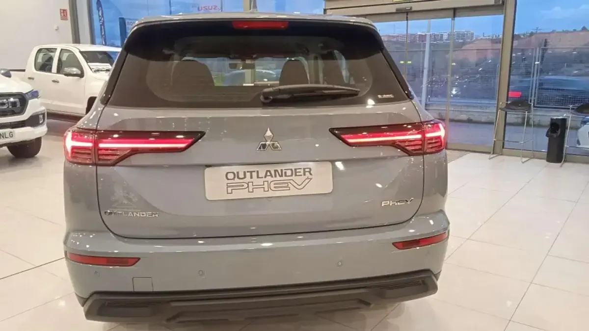 Nuevo Mitsubishi Outlander P-HEV Motion 306 CV (225 kW) 2026 Gris SUV