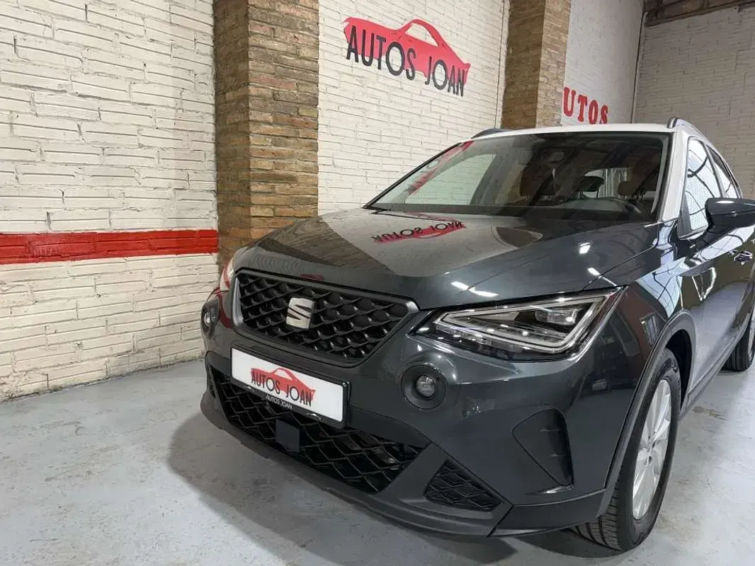 Usado Seat Arona Style 110 CV (80 kW) 2022 Gris SUV