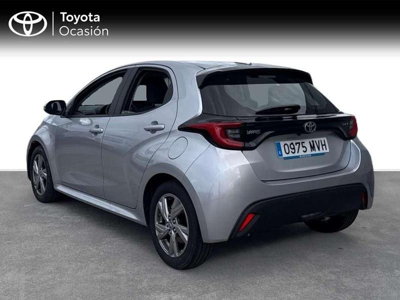 Usado Toyota Yaris Hybrid Active 116 CV (85 kW) 2024 Gris Utilitario