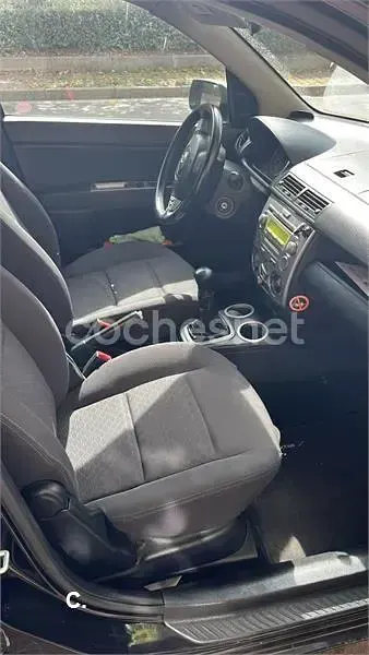 Usado Mazda 2 Sportive 100 CV (73 kW) 2004 Negro Utilitario