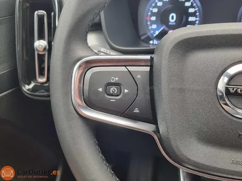 Usado Volvo XC40 Core 129 CV (94 kW) 2023 Gris / plata SUV