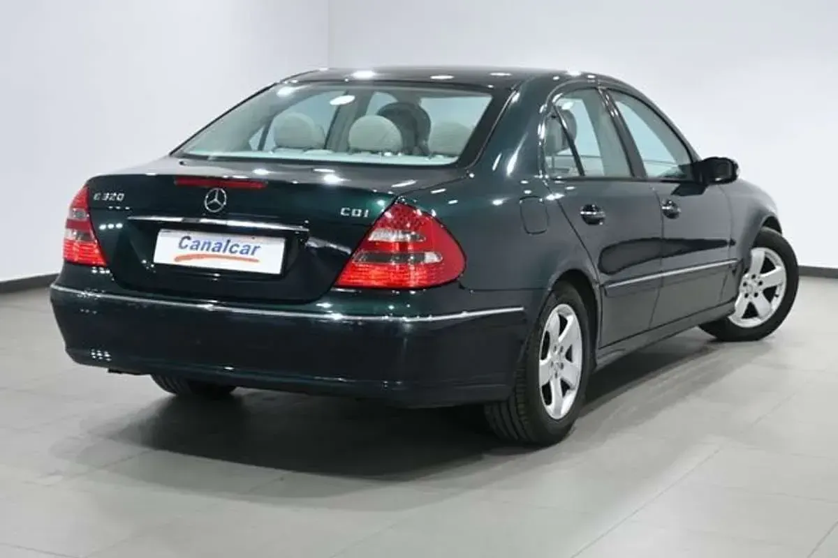 Usado Mercedes E320 224 CV (164 kW) 2006 Gris Berlina