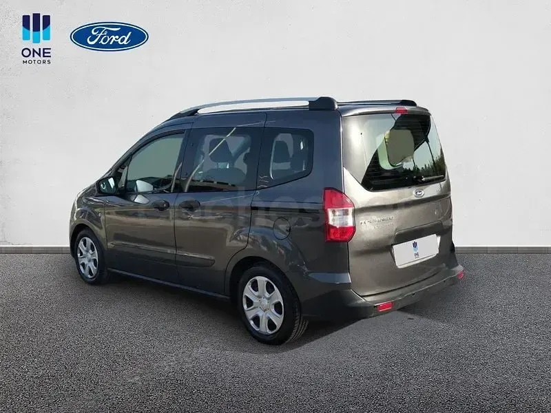Usado Ford Tourneo Courier Ambiente 100 CV (73 kW) 2019 Gris / plata Monovolumen