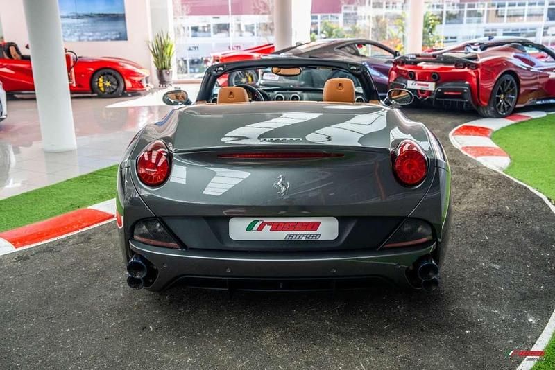 Usado Ferrari California 489 CV (359 kW) 2012 Gris Descapotable