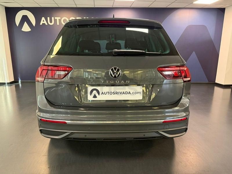 Usado VW Tiguan Life 150 CV (110 kW) 2021 Gris / plata SUV