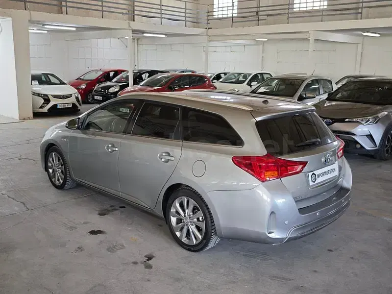 Usado Toyota Auris Hybrid Advance 136 CV (100 kW) 2014 Gris / plata Familiar