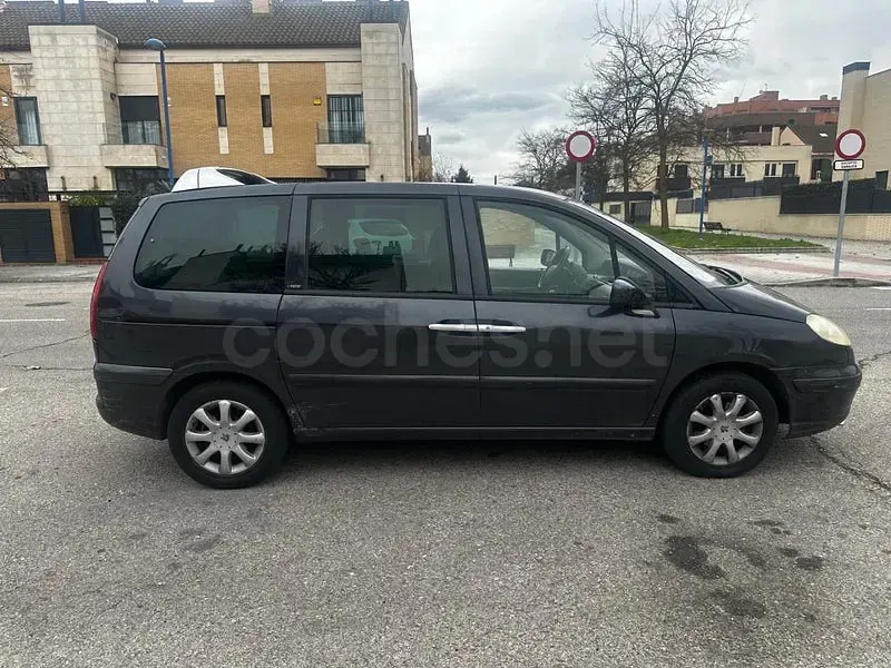 Usado Peugeot 807 130 CV (95 kW) 2005 Gris / plata Monovolumen