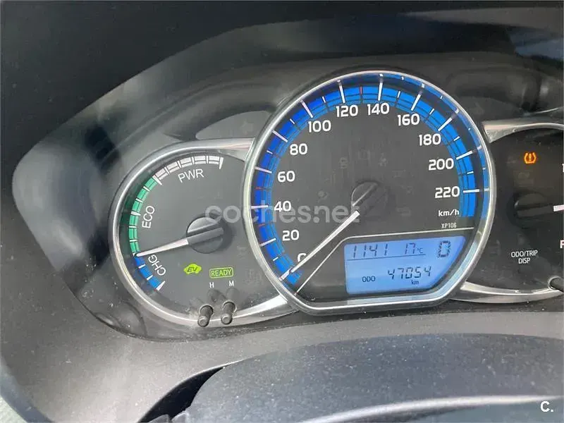 Usado Toyota Yaris Hybrid Active 100 CV (73 kW) 2014 Blanco Berlina