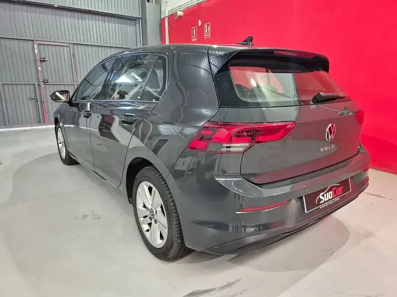 Usado VW Golf VIII 115 CV (84 kW) 2022 Gris / plata Berlina