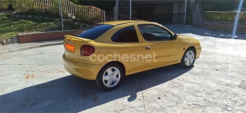 Begagnad Renault Mégane Coupé 110 HK (80 kW) 2000 Gul Sportkupé