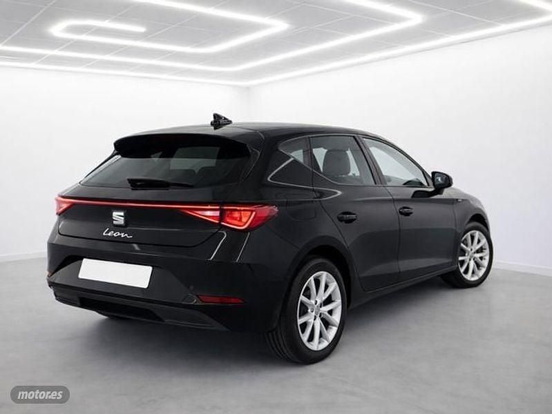 Usado Seat Leon Style 116 CV (85 kW) 2025 Negro Berlina