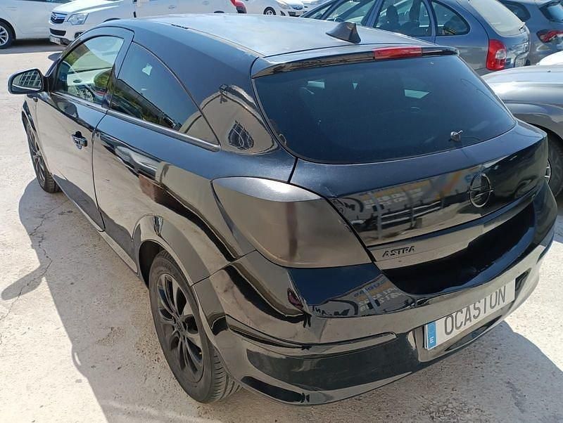 Usado Opel Astra GTC Sport 110 CV (80 kW) 2010 Negro Utilitario