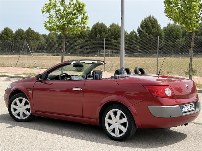 Usado Renault Mégane Cabriolet Privilege 120 CV (88 kW) 2006 Rojo Descapotable