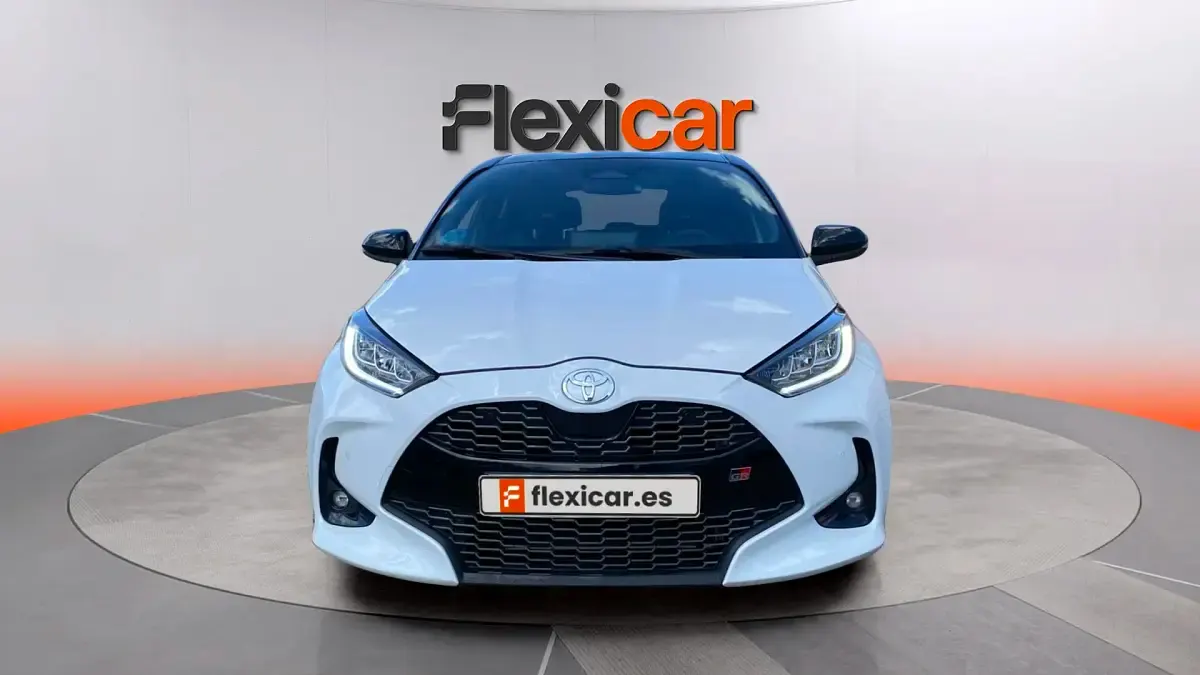 Używany Toyota Yaris Hybrid Plus 130 KM (95 kW) 2024 Biały Sedan/Limuzyna