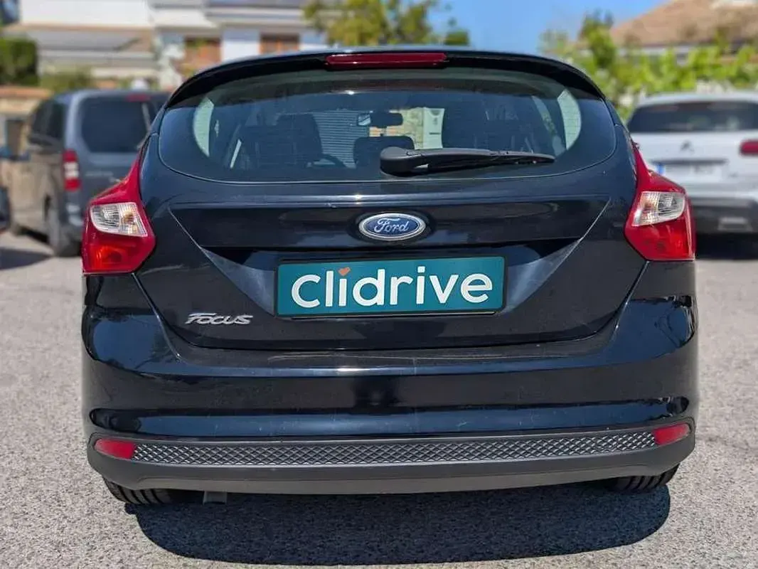 Usado Ford Focus Trend 109 CV (80 kW) 2013 Negro Utilitario