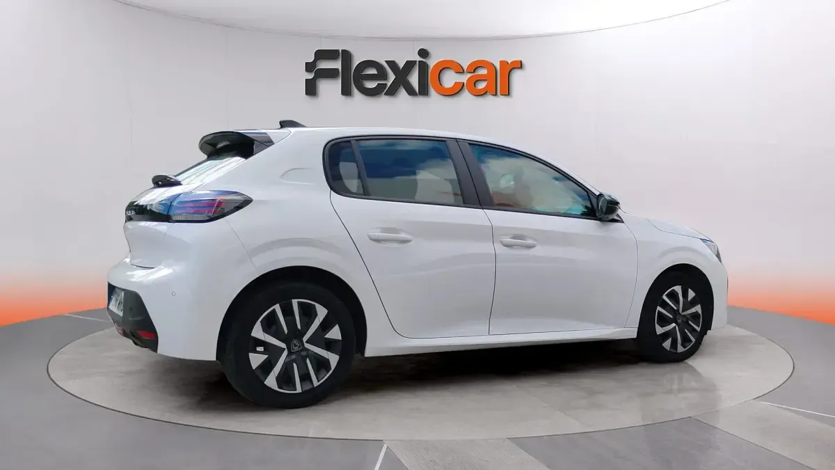 Usado Peugeot 208 Active 102 CV (75 kW) 2024 Blanco Utilitario