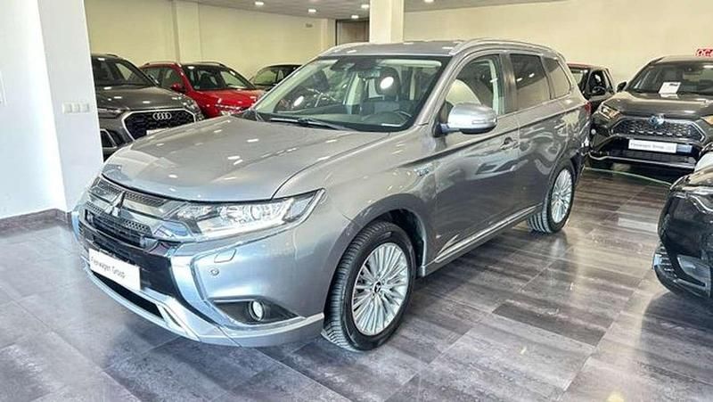 Usado Mitsubishi Outlander P-HEV Motion 224 CV (164 kW) 2021 Gris SUV