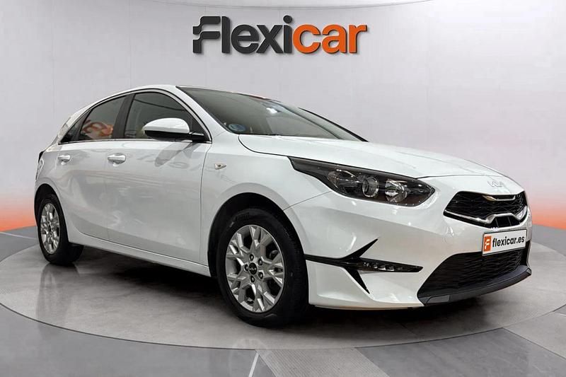 Blanco Usado 2024 Kia Ceed Utilitario | 20.490 € (Un poco caro) - Imagen 1/4