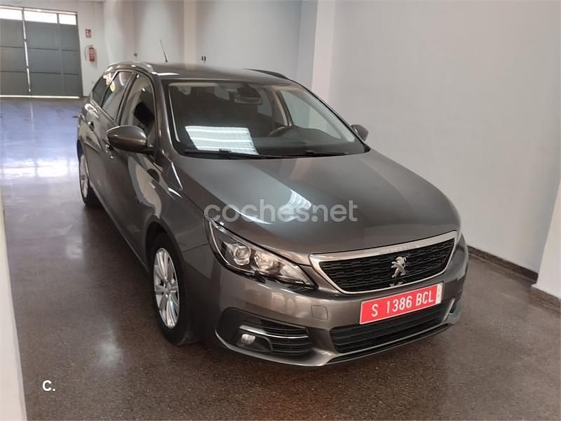 Usado Peugeot 308 Style 100 CV (73 kW) 2020 Gris / plata Familiar
