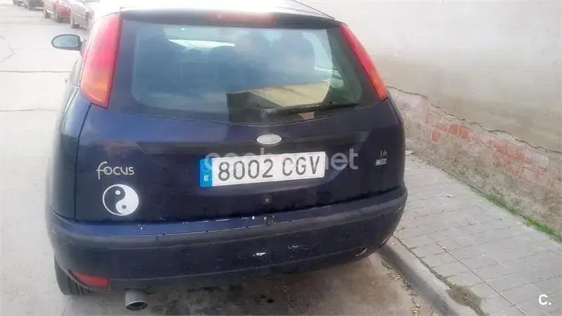 Usado Ford Focus Trend 100 CV (73 kW) 2003 Azul Berlina