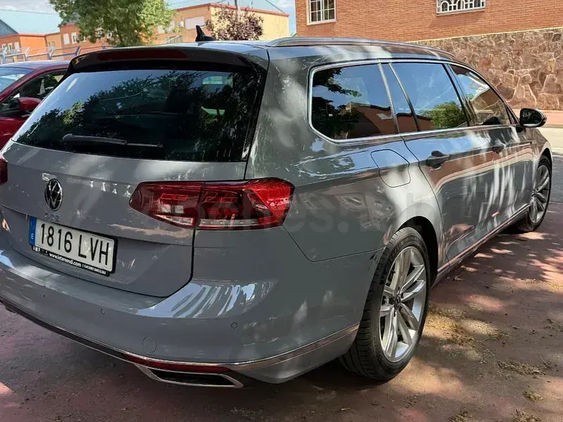 Usado VW Passat GTE 218 CV (160 kW) 2022 Gris / plata Familiar