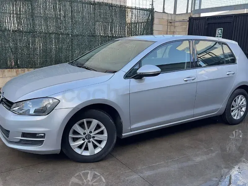 Usado VW Golf VII Advance 105 CV (77 kW) 2014 Gris / plata Berlina