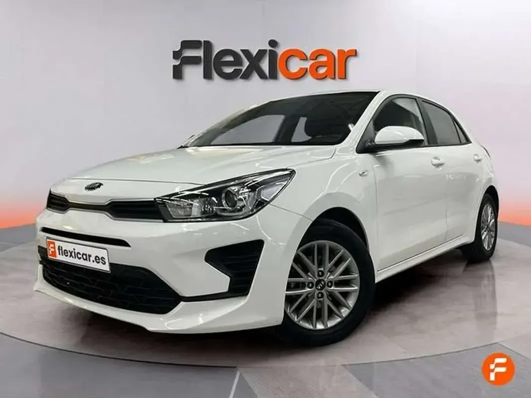 Usado Kia Rio 84 CV (61 kW) 2020 Blanco Berlina