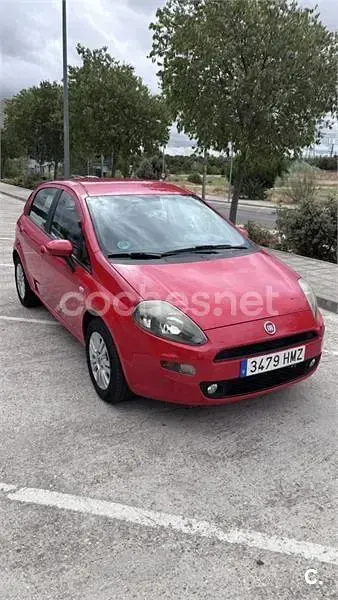 Usado Fiat Punto Pop 69 CV (50 kW) 2012 Rojo Utilitario