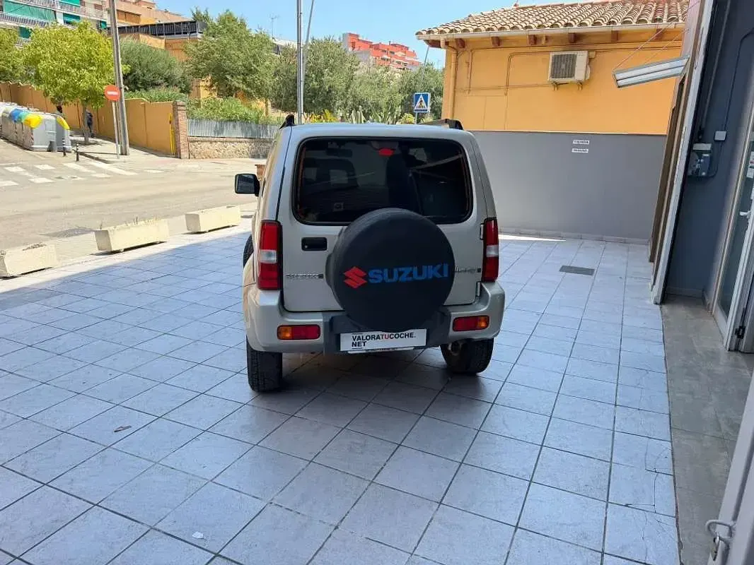 Usado Suzuki Jimny 82 CV (60 kW) 2006 Gris SUV