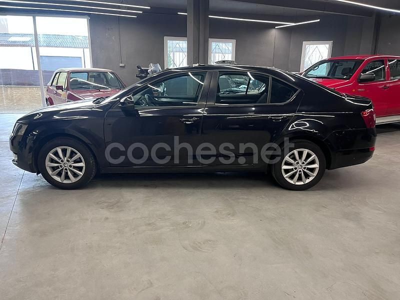 Käytetty Skoda Octavia Ambition 122 HP (89 kW) 2013 Musta Sedan