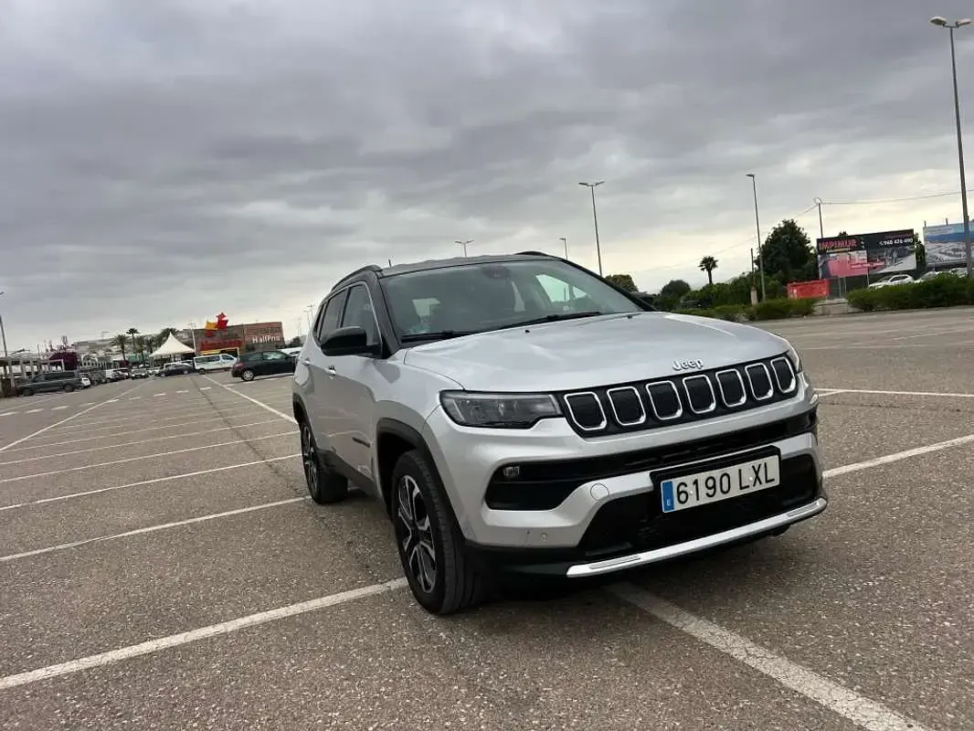 Usado Jeep Compass Limited 131 CV (96 kW) 2022 Gris SUV