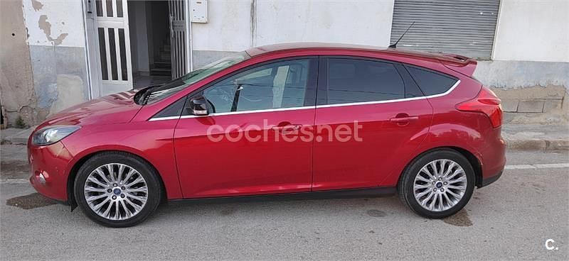 Usado Ford Focus Trend 125 CV (91 kW) 2012 Granate Berlina