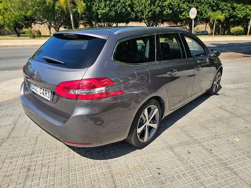 Usado Peugeot 308 SW Allure 130 CV (95 kW) 2018 Gris / plata Familiar