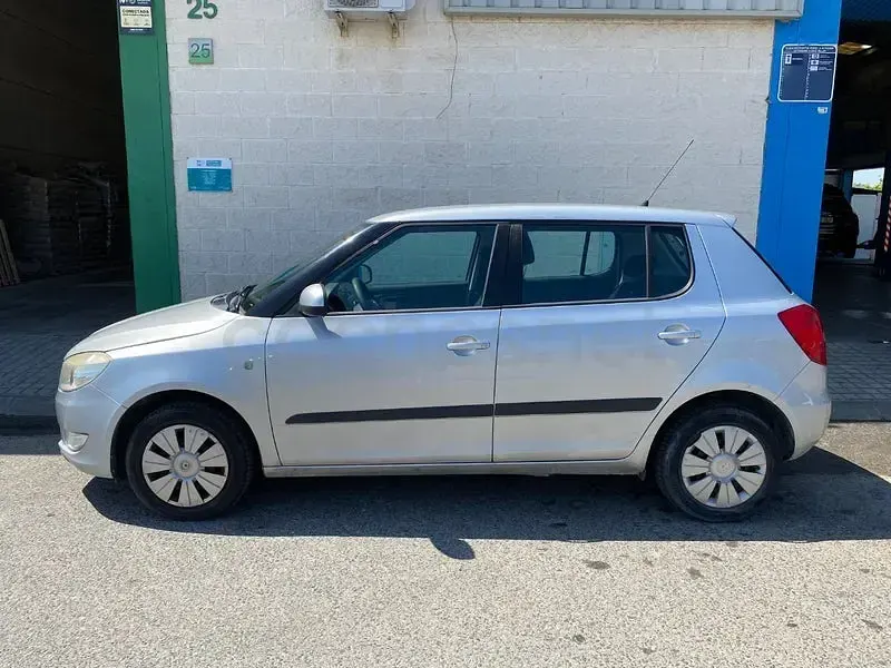 Usado Skoda Fabia Style 105 CV (77 kW) 2010 Gris / plata Berlina